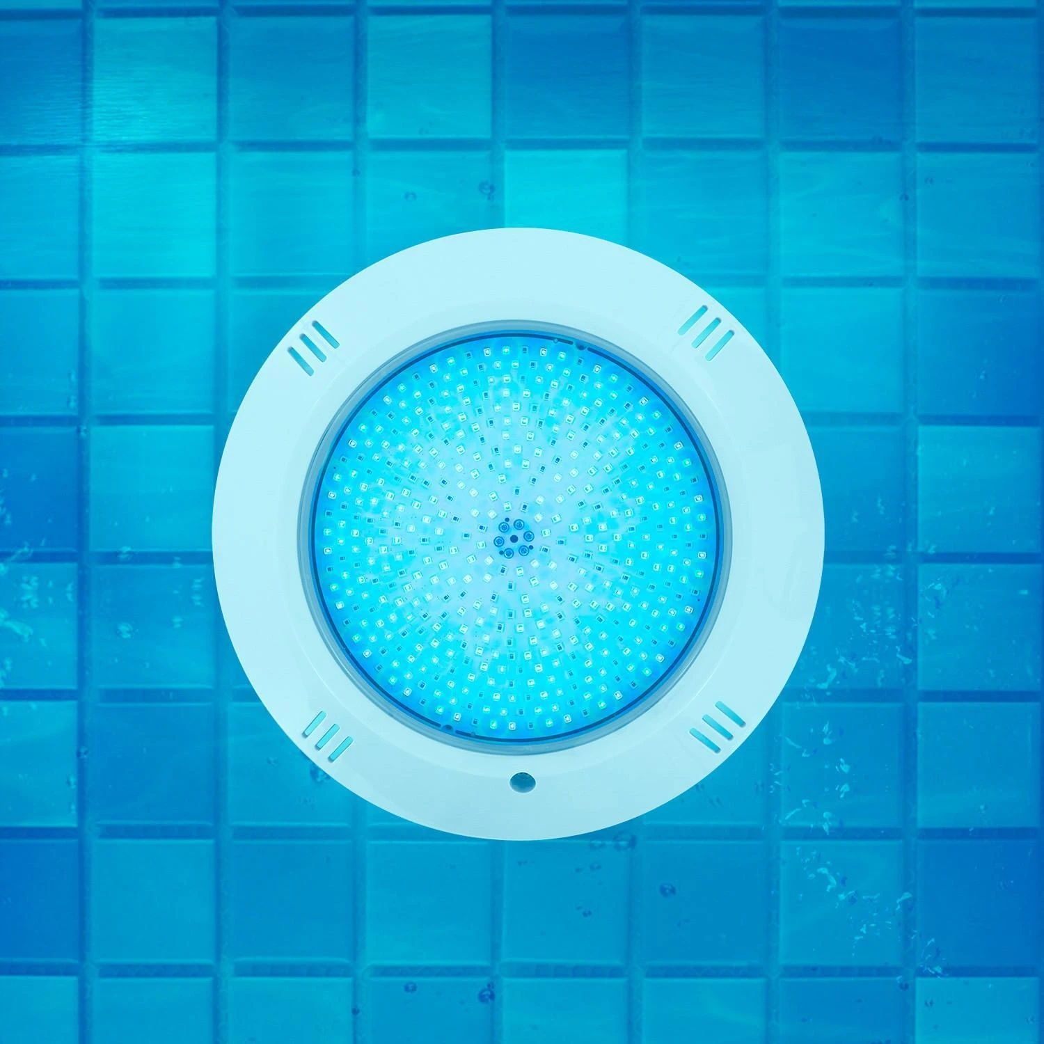 Piscina iluminada LED de noche en villa de Alicante